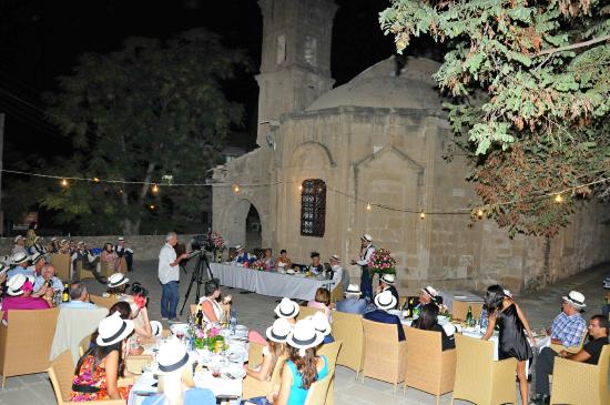 Δεξίωση γάμου σε προαύλιο εκκλησίας